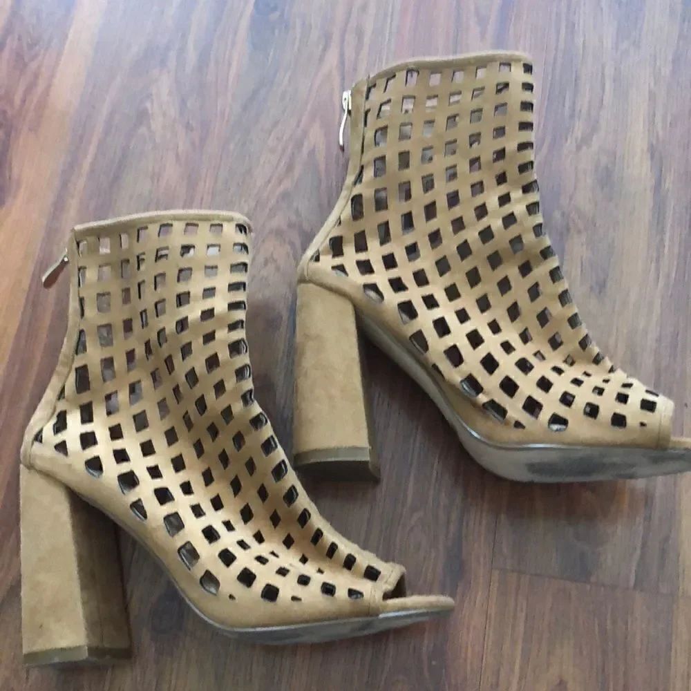 Cape Robin peep toe funky chunky heel boots.size 7.5